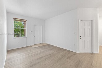 12482 SW 122nd St in Miami, FL - Building Photo - Building Photo