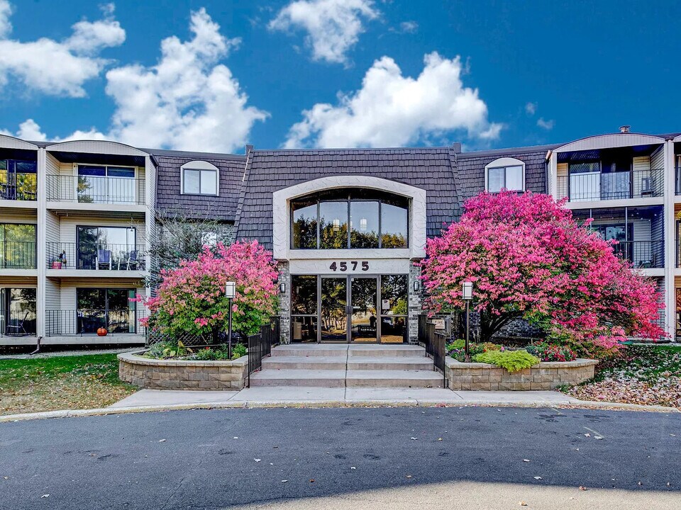 4575 W 80th Street Cir, Unit 217 in Minneapolis, MN - Building Photo