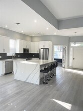 304 NW Bentley Cir in Port St. Lucie, FL - Foto de edificio - Building Photo