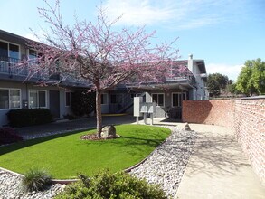 2050 Latham St, Unit 23 in Mountain View, CA - Building Photo - Building Photo