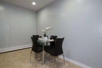 100 Friendly Ct in Babylon, NY - Building Photo - Building Photo