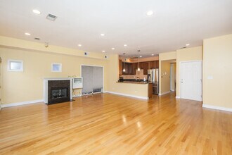 811 W Superior St, Unit 3 in Chicago, IL - Building Photo - Building Photo