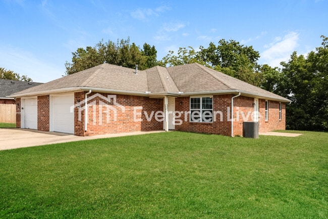 1953 S 11th Pl in Rogers, AR - Building Photo - Building Photo