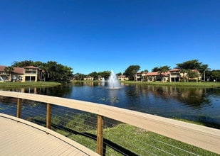 4863 Via Palm Lks, Unit 811 in West Palm Beach, FL - Foto de edificio - Building Photo