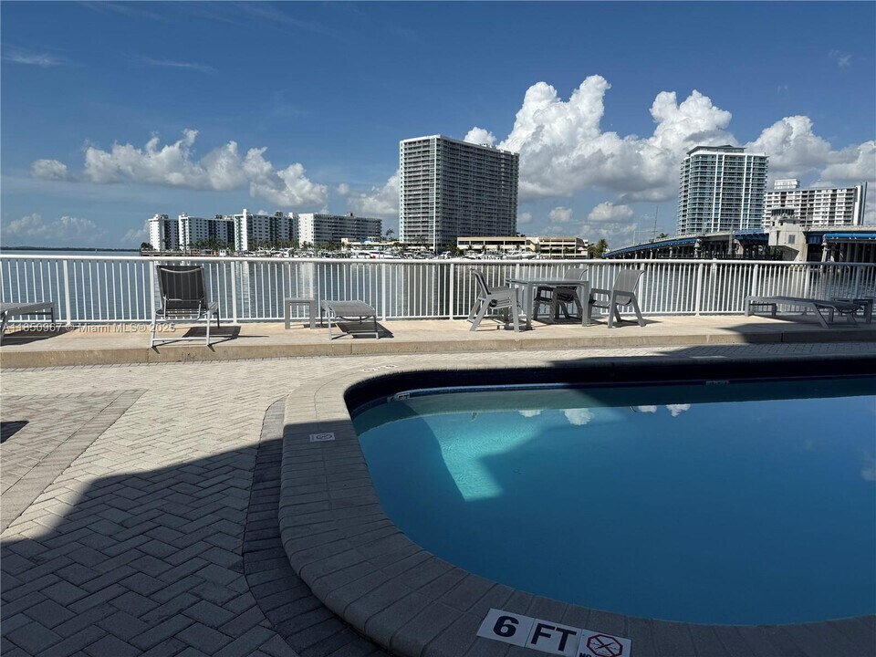 2016 Bay Dr in Miami Beach, FL - Building Photo