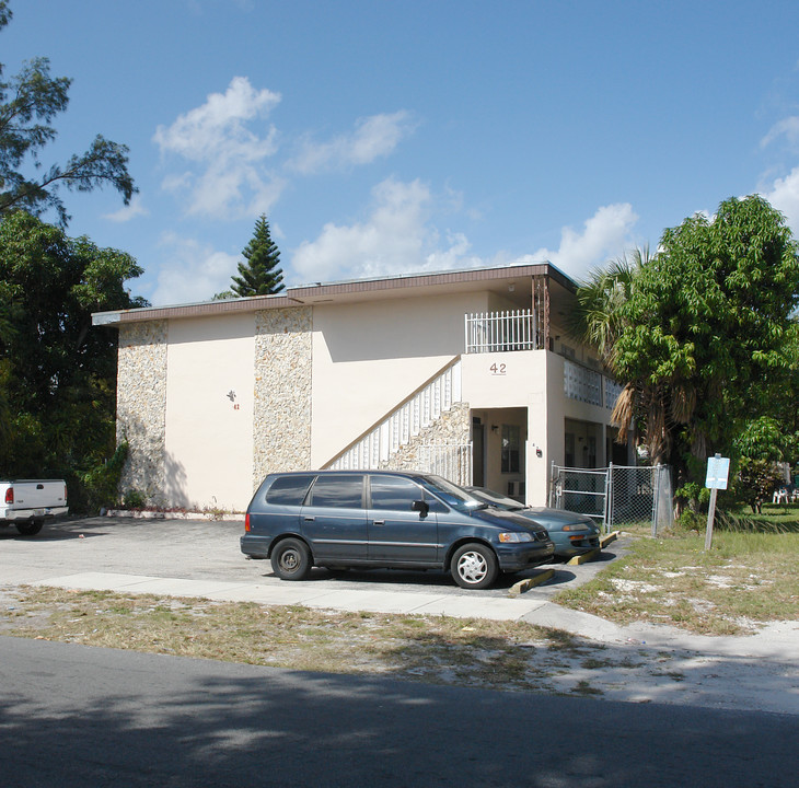 42 SW 14th St in Dania Beach, FL - Building Photo