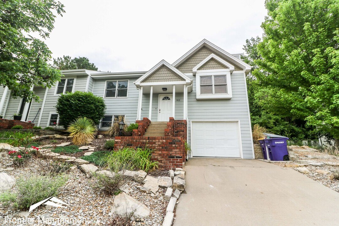 912 Connecticut Ave in Manhattan, KS - Building Photo