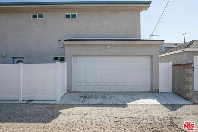 6817 Bertrand Ave in Los Angeles, CA - Building Photo - Building Photo