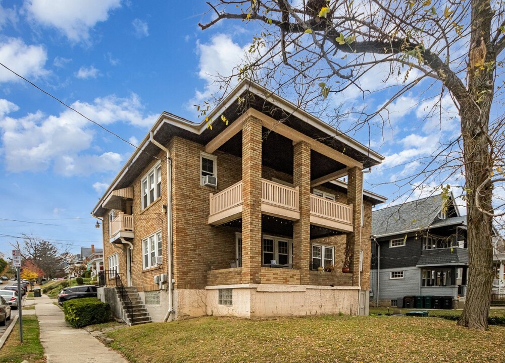 2924 Victoria Ave in Cincinnati, OH - Building Photo