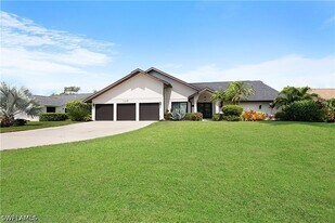 2307 Queens Way in Naples, FL - Building Photo