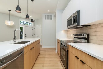 3947 W Dakin St in Chicago, IL - Building Photo - Building Photo