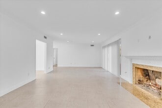 8201 Clemens Ave in Canoga Park, CA - Foto de edificio - Building Photo