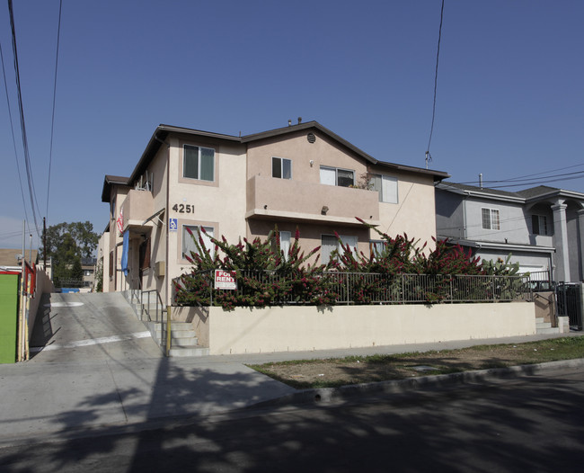 4251 Lockwood Ave in Los Angeles, CA - Foto de edificio - Building Photo