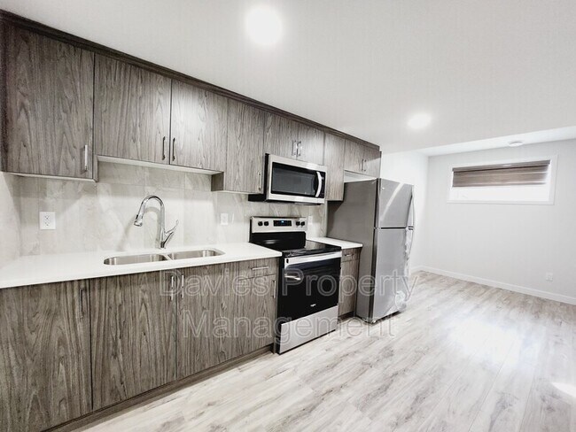 8805 Carson Way SW in Edmonton, AB - Building Photo - Building Photo