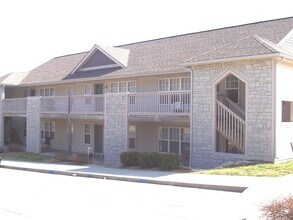 Country Club Apartments in Lawrence, KS - Foto de edificio - Building Photo