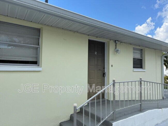 4926 Vincennes Ct in Cape Coral, FL - Building Photo - Building Photo