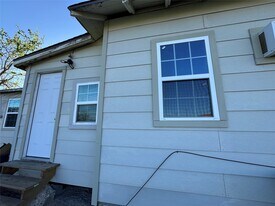 411 W Pearce St in Baytown, TX - Building Photo