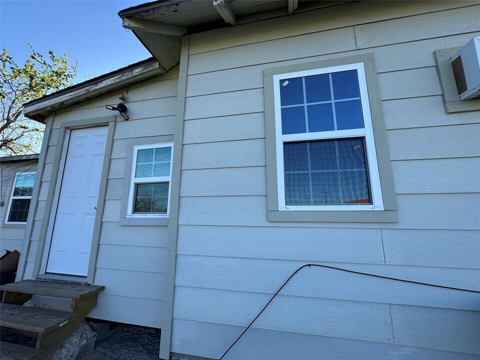 411 W Pearce St in Baytown, TX - Building Photo