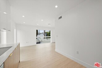 4922 S Centinela Ave in Los Angeles, CA - Building Photo - Building Photo
