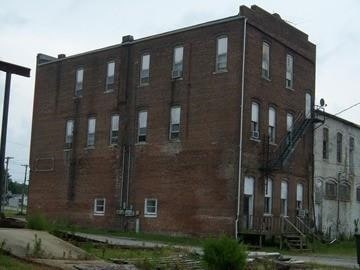 239 S Madison St in Kinmundy, IL - Foto de edificio - Building Photo