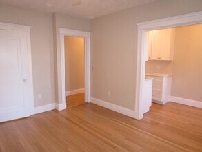 110 Riverway, Unit 5 in Boston, MA - Foto de edificio - Building Photo