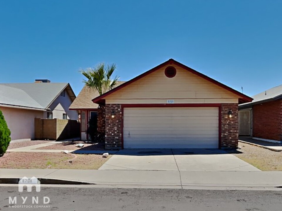 8709 W Grovers Ave in Peoria, AZ - Building Photo