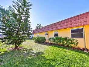 202 Bedford Trl, Unit 105 in Sun City Center, FL - Foto de edificio - Building Photo