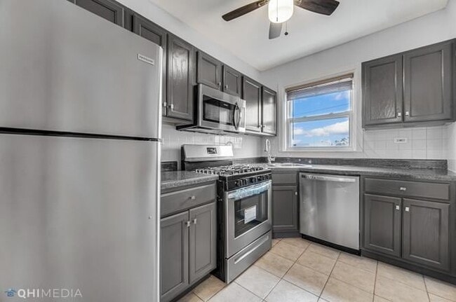 2419 N Oak Park Ave, Unit 2D in Chicago, IL - Building Photo - Building Photo