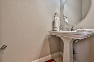 1005 Memorial Village Dr in Houston, TX - Building Photo - Building Photo