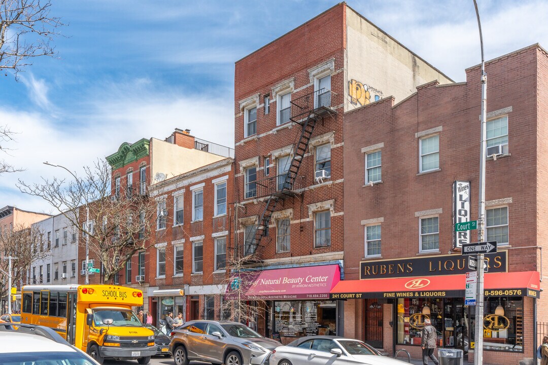 239 Court St in Brooklyn, NY - Foto de edificio