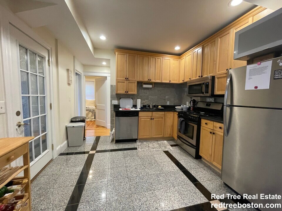 71 Babcock St, Unit #2 in Brookline, MA - Foto de edificio