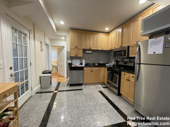 71 Babcock St, Unit #2 in Brookline, MA - Building Photo - Building Photo