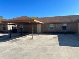 1118 W Goodwin St in Pleasanton, TX - Building Photo