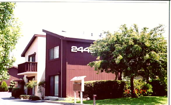 2448 Elden Ave in Costa Mesa, CA - Foto de edificio - Building Photo