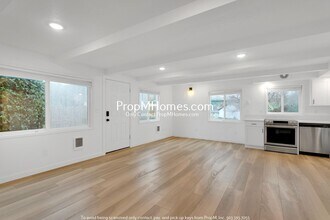 7026 N Burlington Ave in Portland, OR - Building Photo - Building Photo