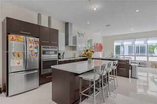 6670 NW 105th Pl in Doral, FL - Building Photo