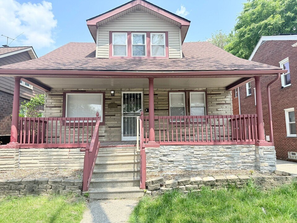 2443 Outer Dr E in Detroit, MI - Building Photo