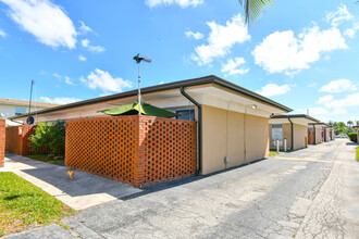 1755 Forest Hill Blvd in West Palm Beach, FL - Building Photo - Building Photo