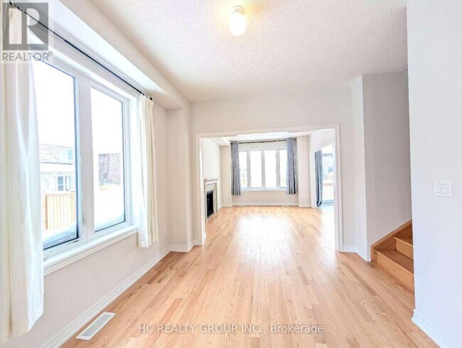 4 Sam Battaglia Cres in Georgina, ON - Building Photo - Building Photo