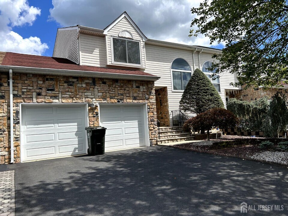 27 Kingfisher Ct in Marlboro, NJ - Building Photo