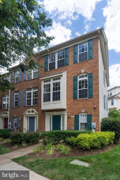 2739 Manhattan Pl in Vienna, VA - Building Photo