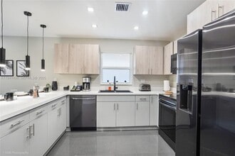 1035 NW 48th St in Miami, FL - Building Photo - Building Photo