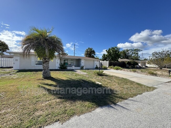 10921 Norwood Ave in Port Richey, FL - Foto de edificio - Building Photo