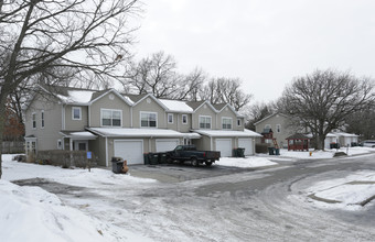 Oak Run Townhomes in Coon Rapids, MN - Building Photo - Building Photo