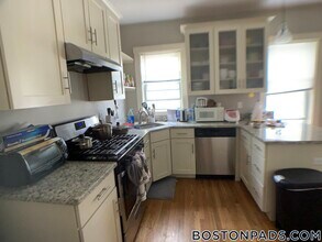 24 Greenleaf Ave in Medford, MA - Building Photo - Building Photo