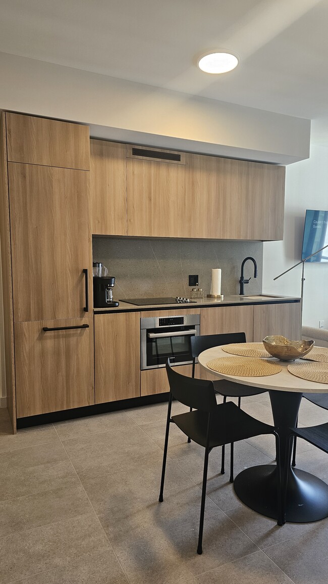 121 NE 5th St, Unit 2406 in Miami, FL - Building Photo - Building Photo