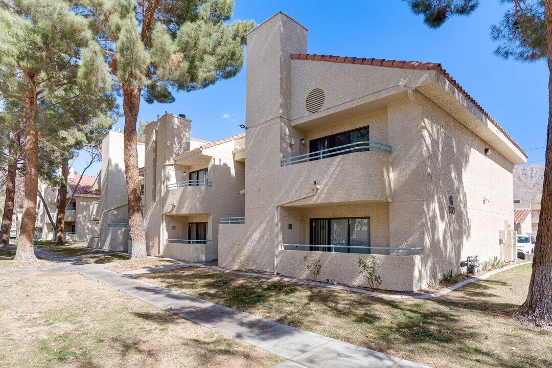 830 N Sloan Ln in Las Vegas, NV - Building Photo