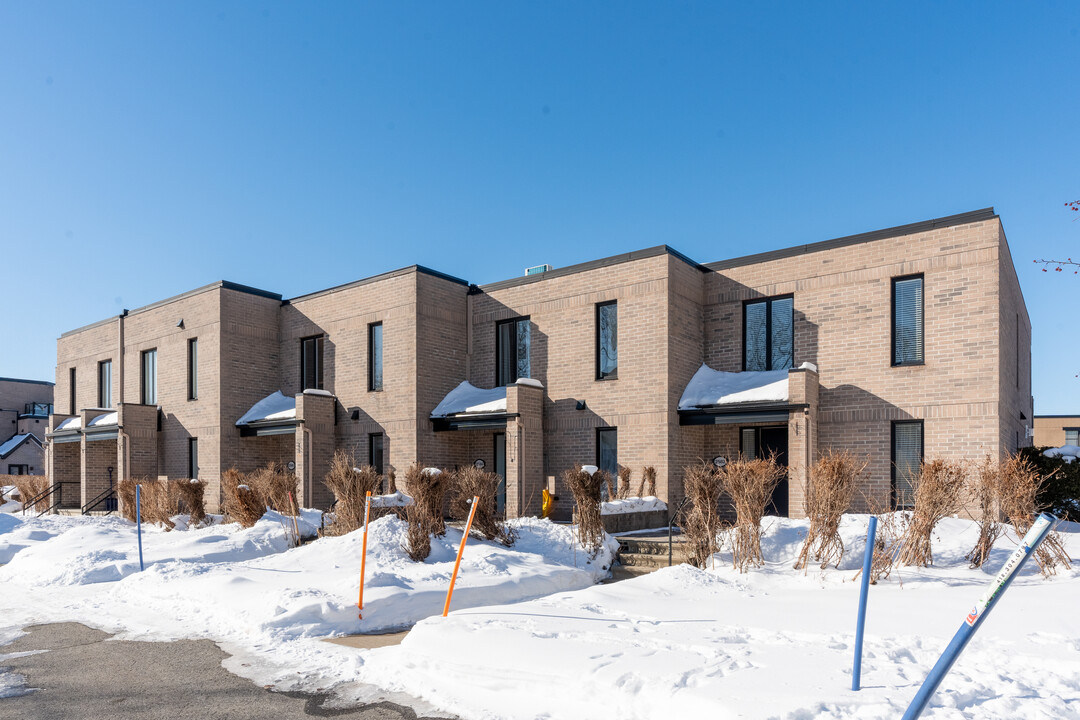 2590 Des Berges St in Lévis, QC - Building Photo