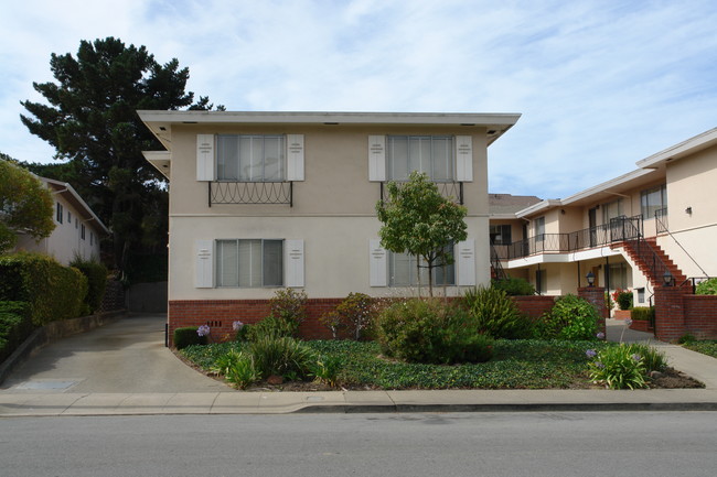 1751 Marco Polo Way in Burlingame, CA - Foto de edificio - Building Photo