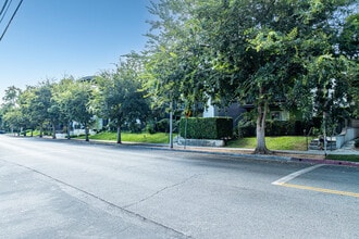 Noble Senior Housing in Sherman Oaks, CA - Foto de edificio - Building Photo